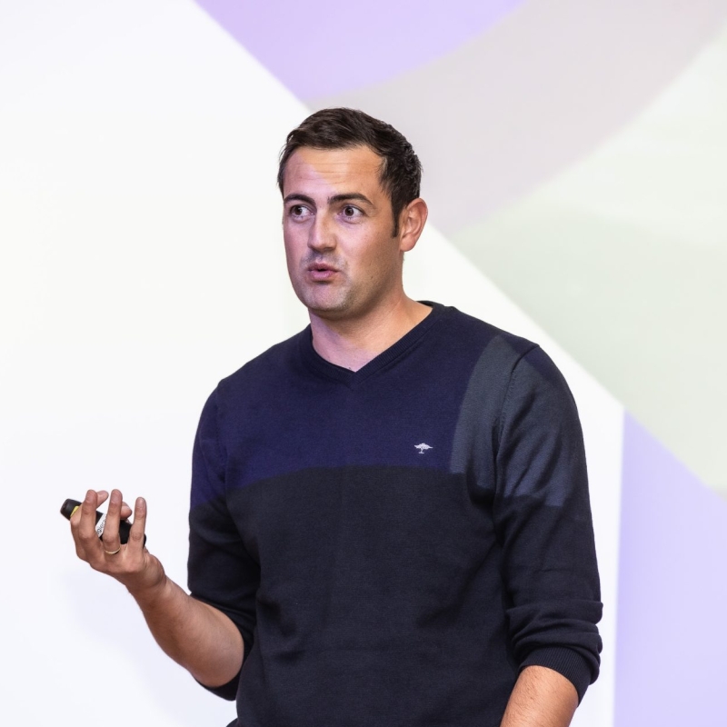 Oskar Kretzinger spricht beim TDS 2024 über seine Arbeit am FC Bayern Campus.