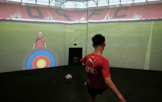 FC Ingolstadt 04 - Aufnahme eines Nachwuchsspielers bei einer Passübung in der skills.lab Arena